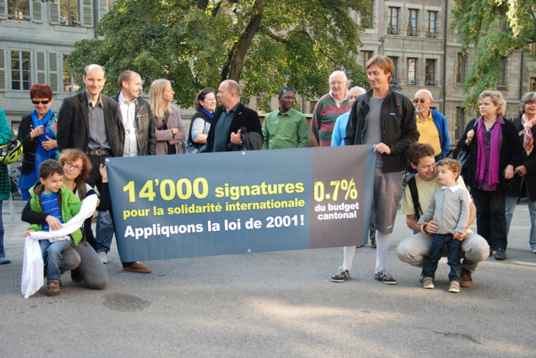 Remise de la pétition 0,7% pour la solidarité internationale||Souad von Allmen