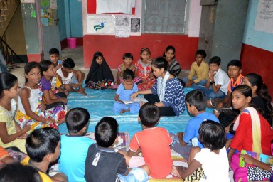 Farida enseigne bénévolement à des enfants déscolarisés