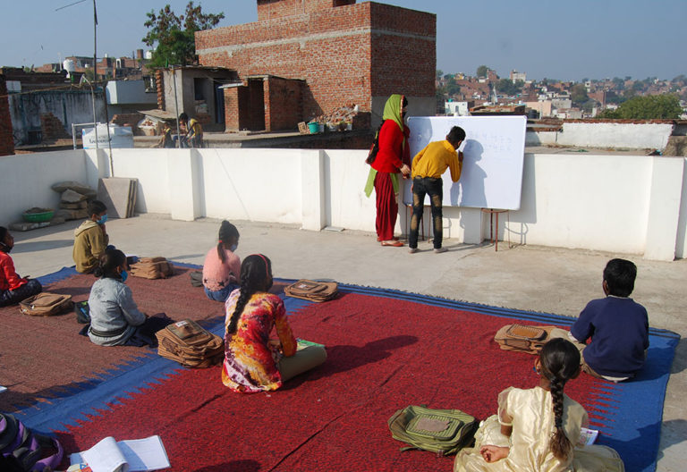 Un cours donné sur le toit d'une maison en Inde | Terre des Hommes Suisse