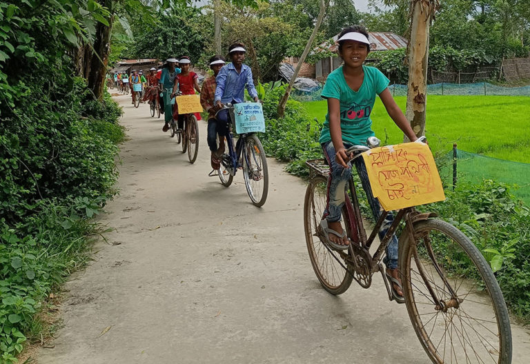 Des enfants défilent à vélo avec des pancartes dans les campagnes indiennes | Terre des Hommes Suisse