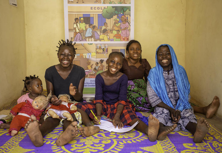 Au Mali, des jeunes filles dans une pièce sourient à la caméra