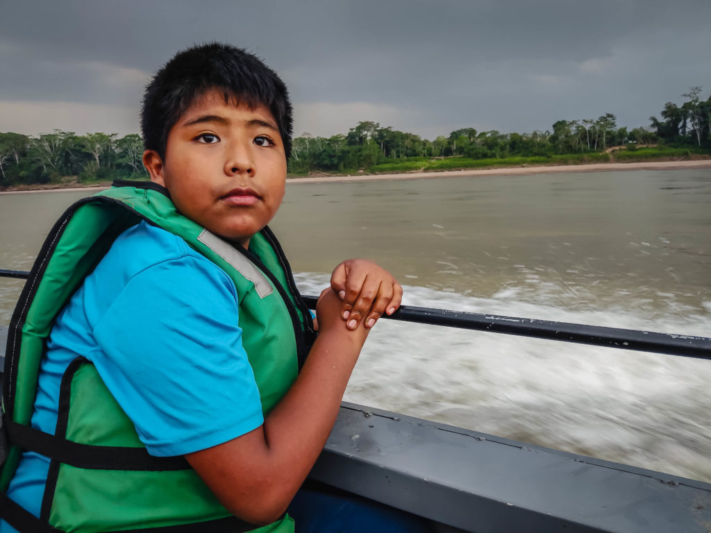 Un jeune sur un bateau en Bolivie dans le cadre du projet "Photo-reporteur"