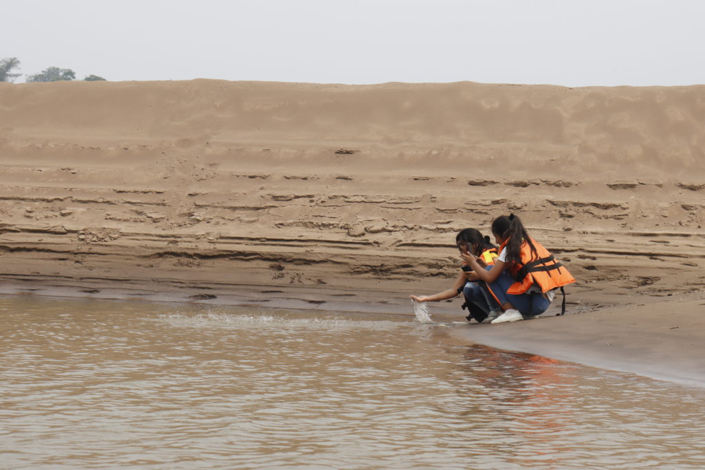 Deux jeunes boliviennes au bord d'un cours d'eau dans le cadre du projet "Photo-reporteur"