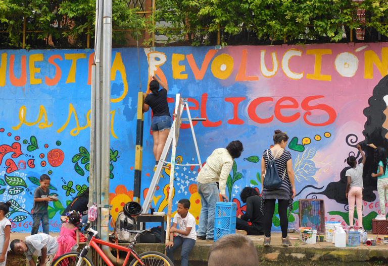 Un mur peint en ville de Cali par l'association CECUCOL