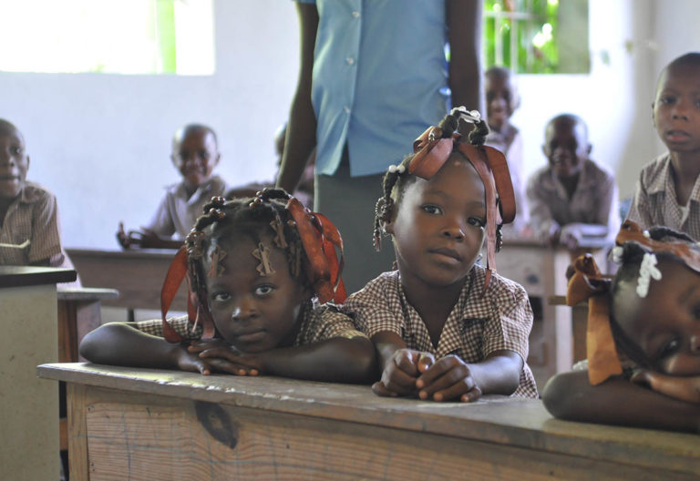 Deux jeunes enfants dans une école d'Haïti posent pour la photo