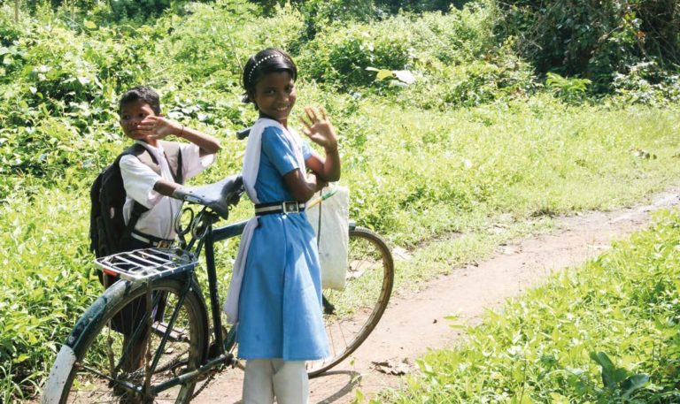 Deux jeunes indiens sur un sentier avec leur vélo