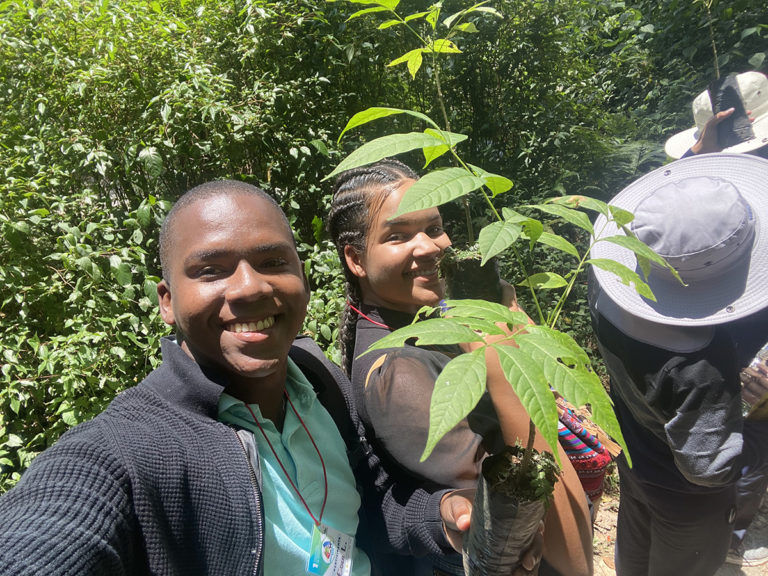Education au développement durable, deux jeunes sourient avec une plante à la main au Pérou