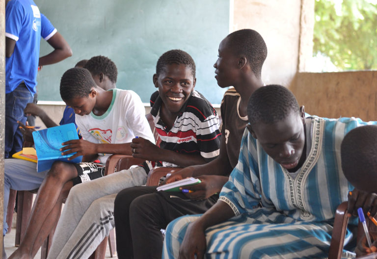 Des enfants du Sénégal dans une école