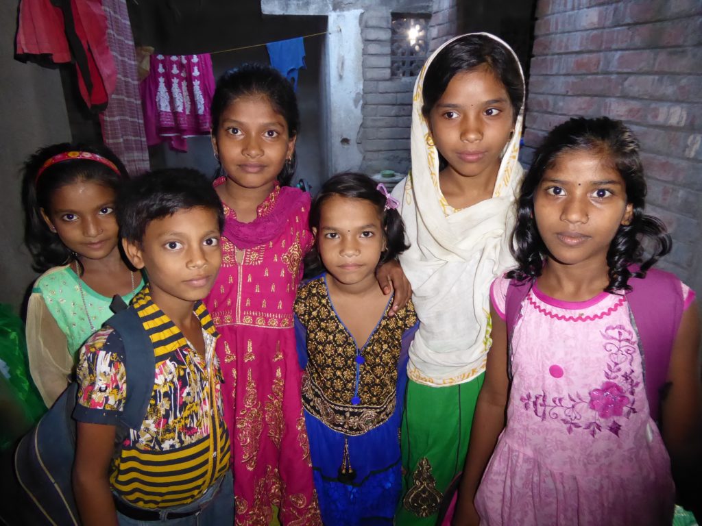 Des enfants en Inde posent pour la ohoto