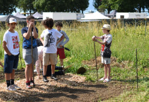 Lire la suite à propos de l’article A Cully (VD), des élèves transforment une parcelle d’herbe en jardin potager
