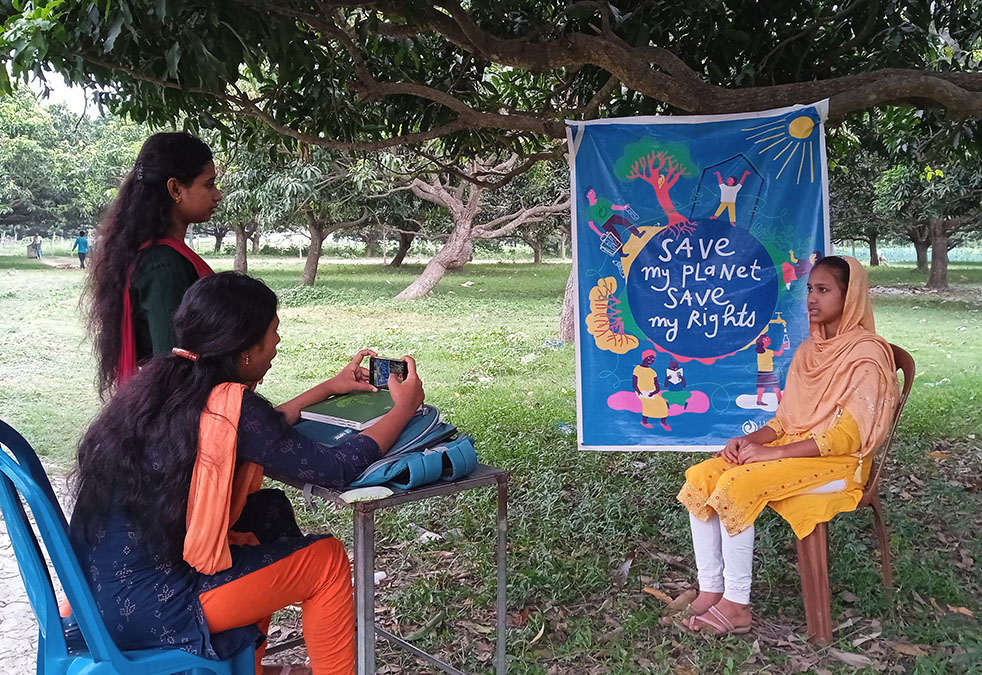 Une jeune fille se fait interviewer lors de la campagne "Save my Planet, Save my Rights" en Inde