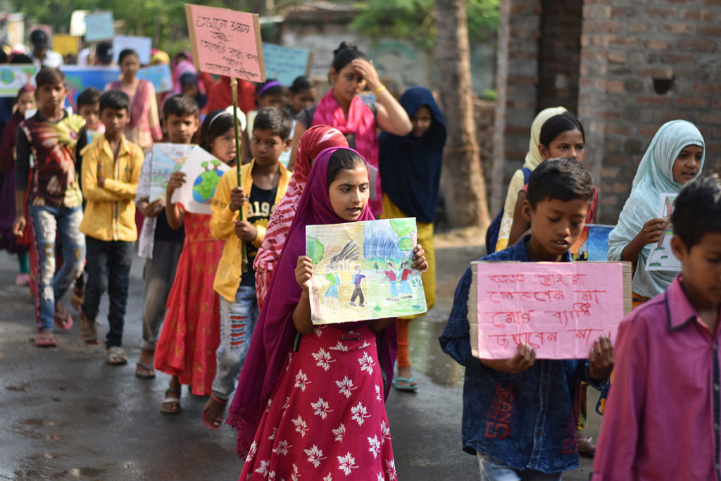Une parade de jeunes et enfants dans le cadre de la campagne "Save my planet, Save my rights" en Inde