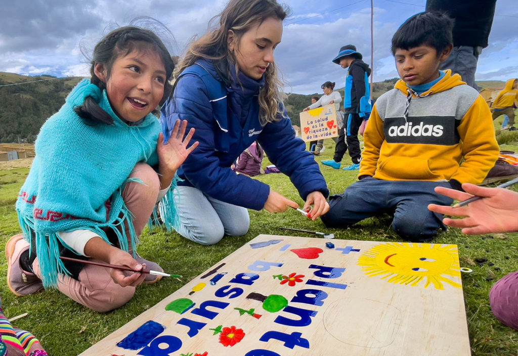 Des enfants réalisent des pancartes dans le cadre de la campagne "Save my planet, Save my rights"