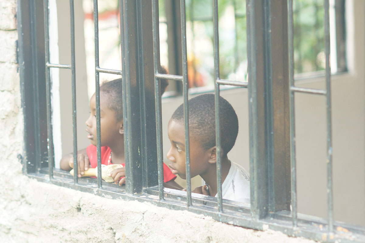 Afin de protéger les enfants, des barreaux sont installés aux fenêtres
