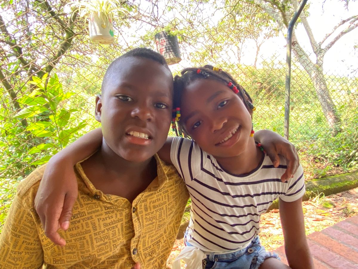 Deux enfants en Colombie bras dessous bras dessus