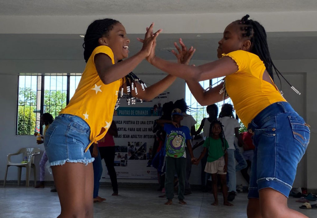 colombie-deux-filles-dansent