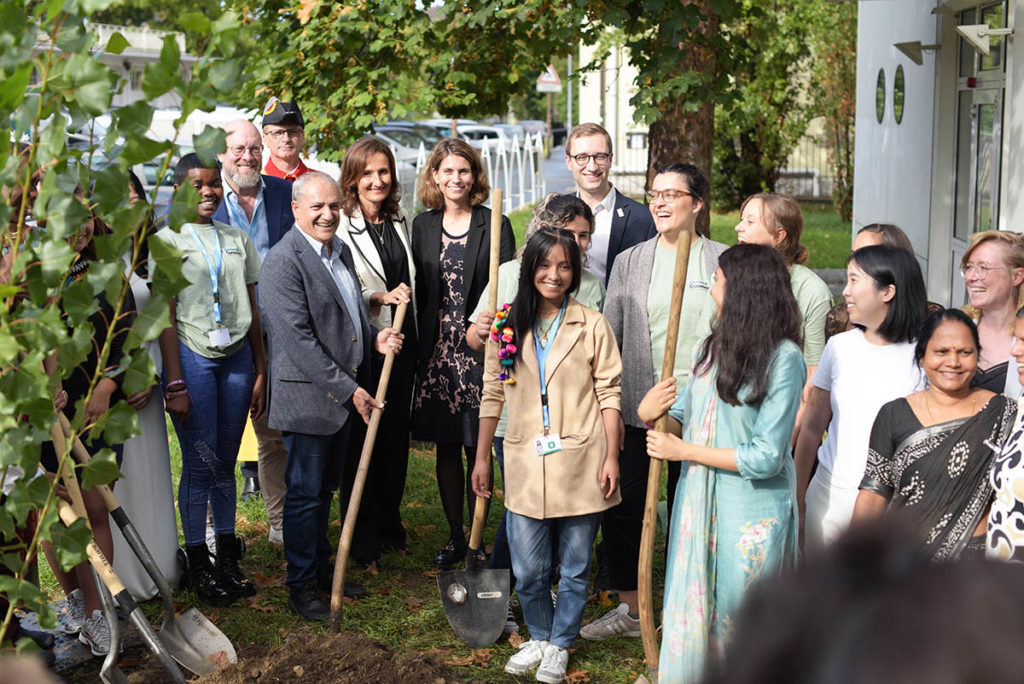 Les représentants de la Ville de Genève plantent un arbre avec les enfants ayant participé à la rédaction du Commentaire général 26