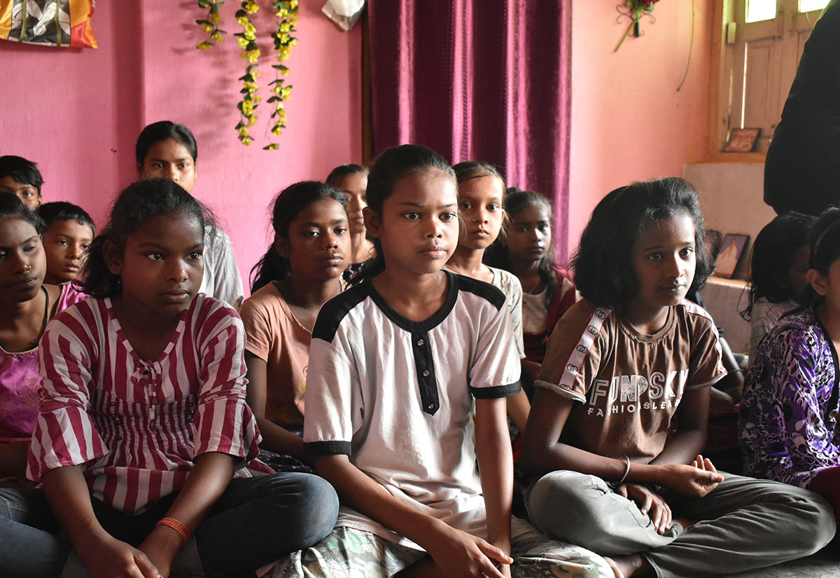 Jeunes filles écoutent quelqu'un en Inde
