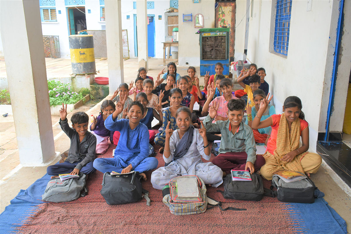 Des enfants en classe à l'extérieur en Inde