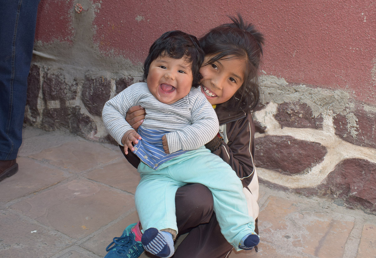 bolivie-pasocap-jeune-fille-avec-bebe
