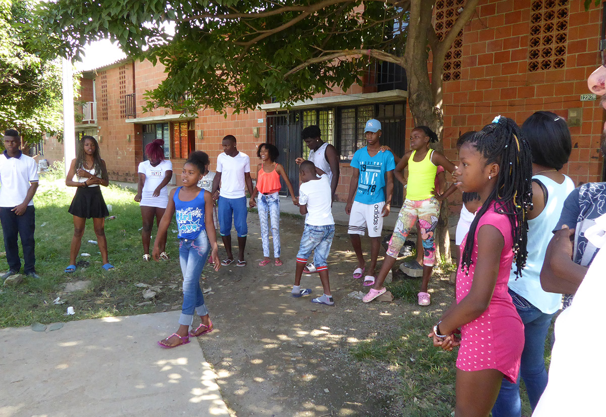 Des jeunes se retrouvent dans la cour devant l'école