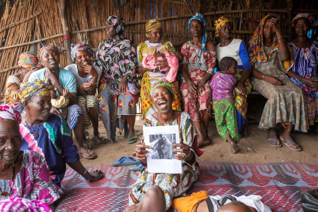 Un groupe de femmes au Mali assises en cercle