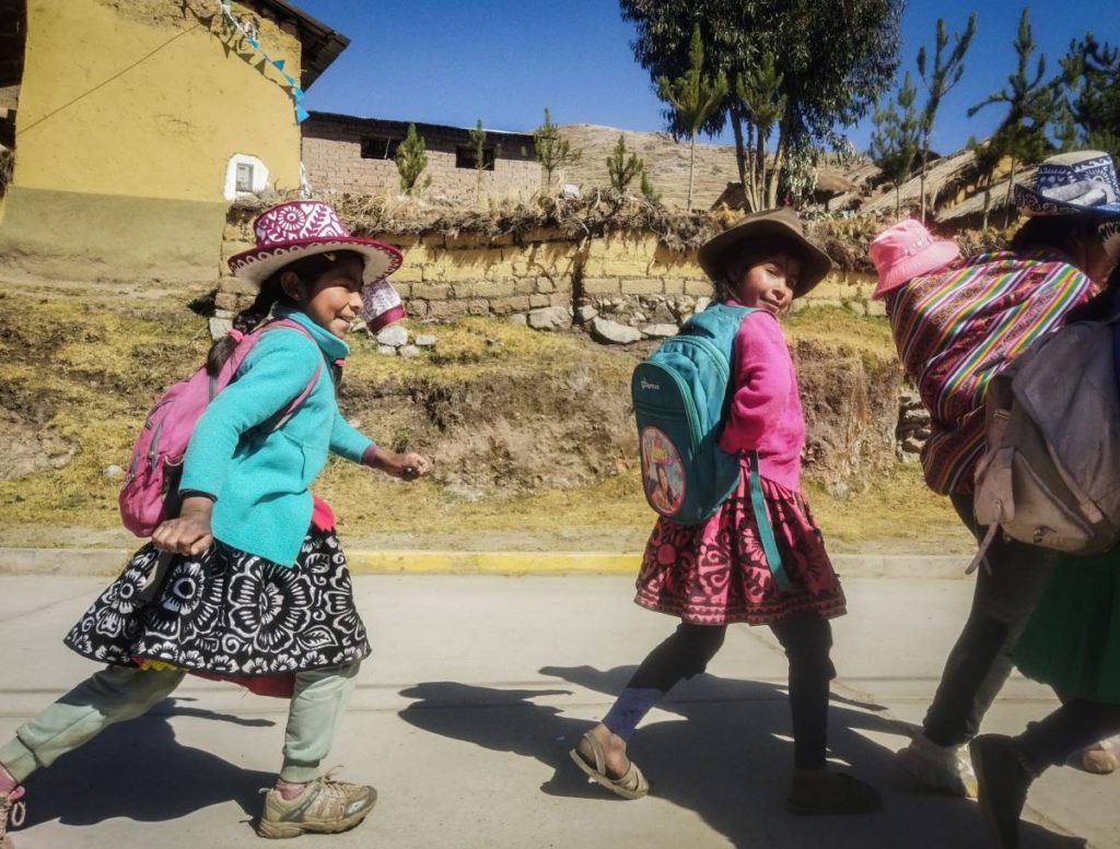 Trois filles marchent dans la rue en Bolivie