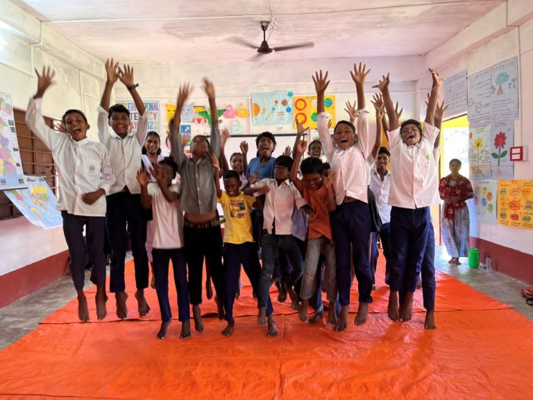 Une photo un projet : des enfants en Inde sautent de joie dans une classe d'école