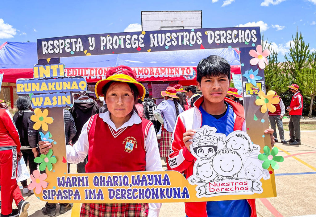 Atelier traites d'humains, des enfants marchent avec des banderoles, Pérou
