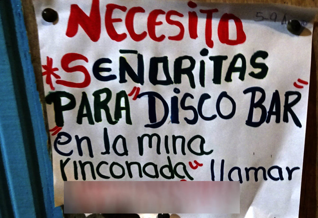 Pancarte où il est écrit : "Recherche jeune fille pour un Disco Bar appeler le numéro suivant