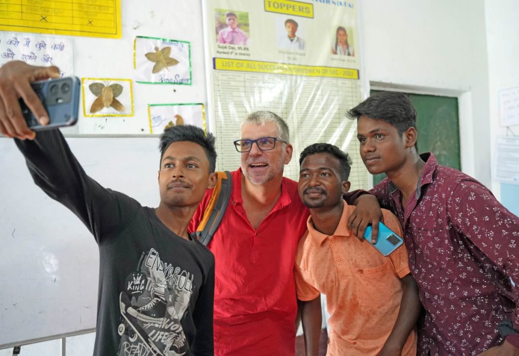 Christophe Roduit, avec des jeunes en Inde