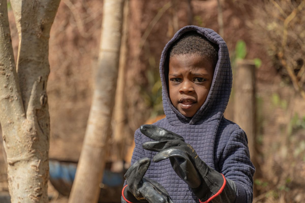 Un enfant au Sénégal lors d'un atelier de sensibilisation au développement durable