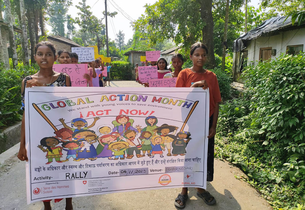 Sauvez ma planète, sauvez mes droits - Campagne du 5 juin : journée mondiale de l'environnement : en Inde, des enfants paradent dans les rues avec des pancartes de sensibilisation