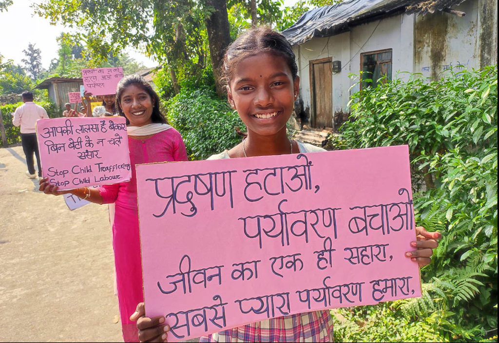 Sauvez ma planète, sauvez mes droits - Campagne du 5 juin : journée mondiale de l'environnement : en Inde, une jeune fille avec une pancarte dans la rue