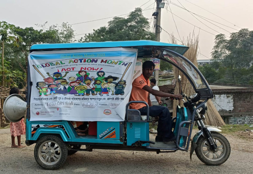 Sauvez ma planète, sauvez mes droits - Campagne du 5 juin : journée mondiale de l'environnement : en Inde, un tuk-tuk qui transporte des enfants militants