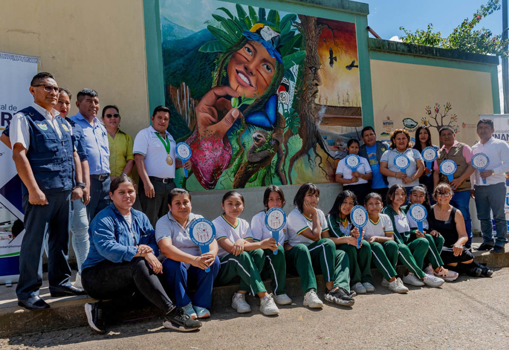 Sauvez ma planète, sauvez mes droits - Campagne du 5 juin : journée mondiale de l'environnement : des enfants posent devant une fresque symbole contre la déforestation