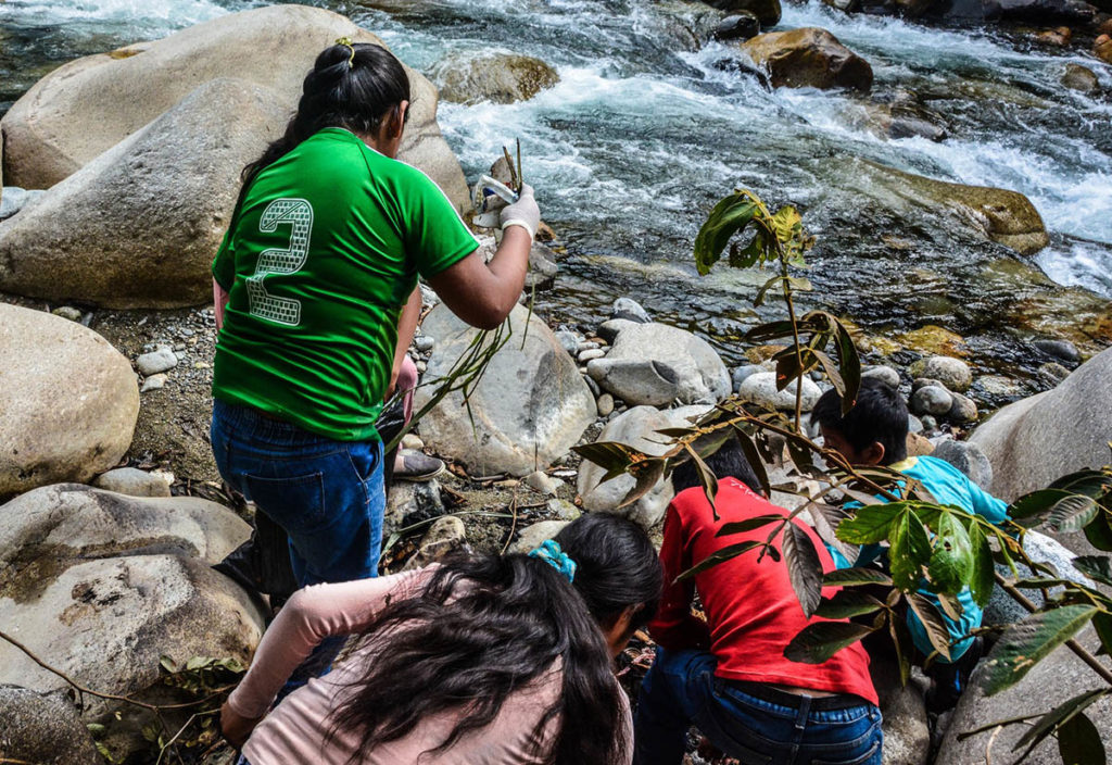 Sauvez ma planète, sauvez mes droits - Campagne du 5 juin : journée mondiale de l'environnement : des enfants ramassent des déchets sur les bords d'une rivière