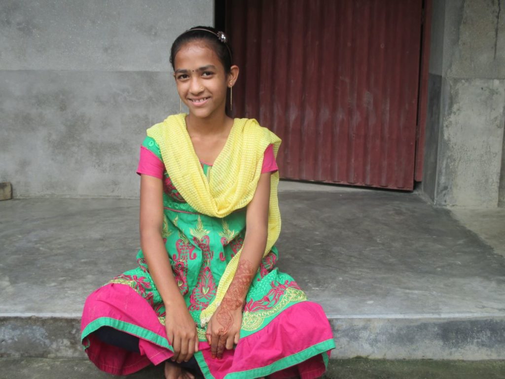 Jeune fille indienne assise sur une marche