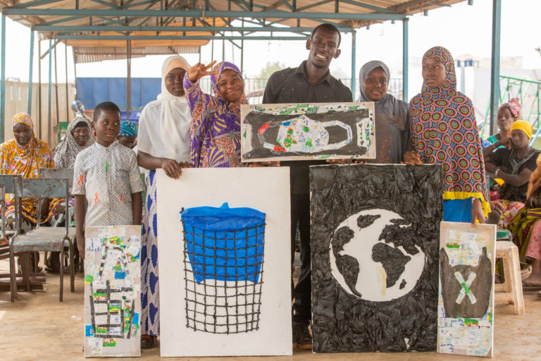 Sauvez ma planète, sauvez mes droits - Campagne du 5 juin : journée mondiale de l'environnement : au Mali des enfants en groupe avec des pancartes pour l'environnement