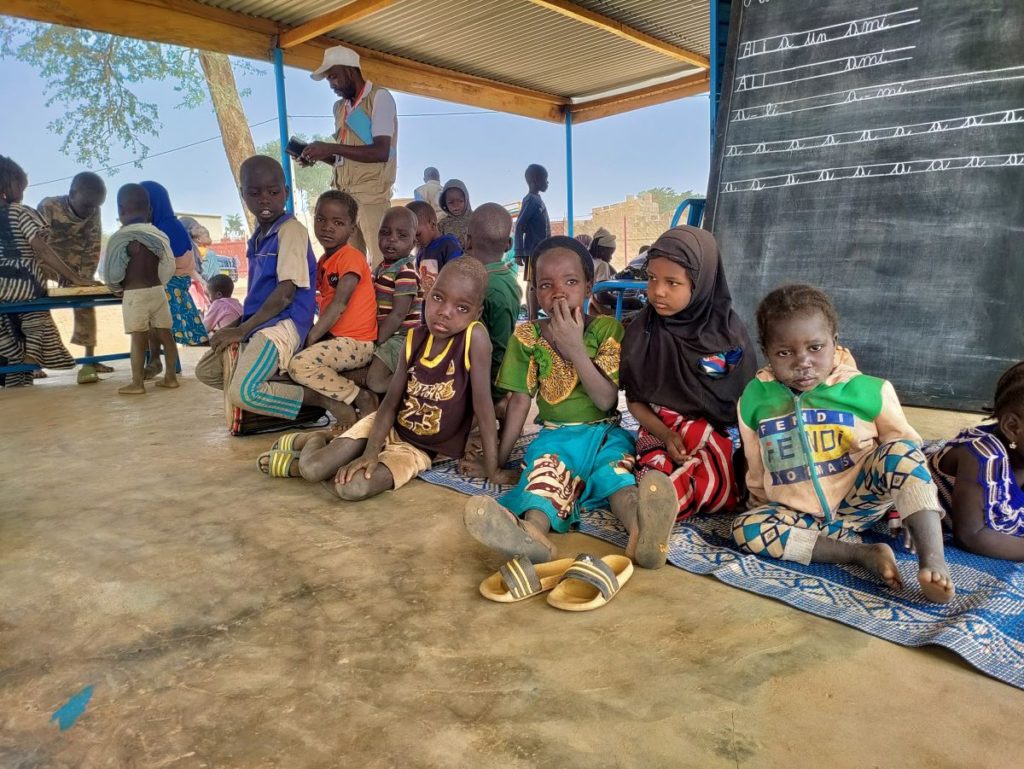 Des enfants assis devant un tableau noir au Burkina Faso, Terre des Hommes Suisse