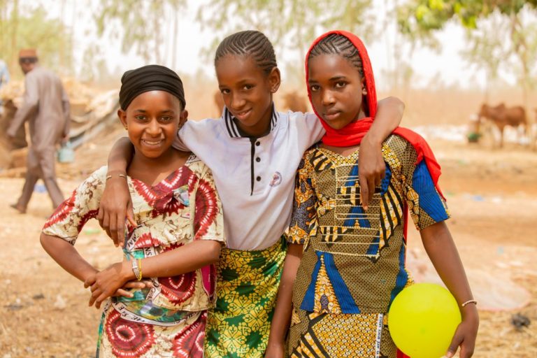 Trois jeunes-fille du Mali | Terre des Hommes Suisse