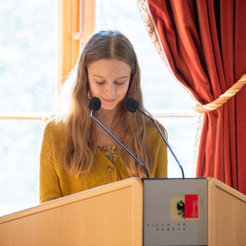 jeune fille qui lit la nouvelle déclaration de genève