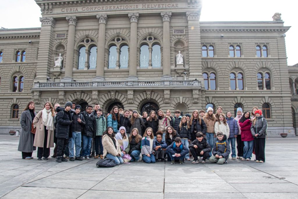 Photo des jeunes délégués dans un espace emblématique du Palais fédéral.