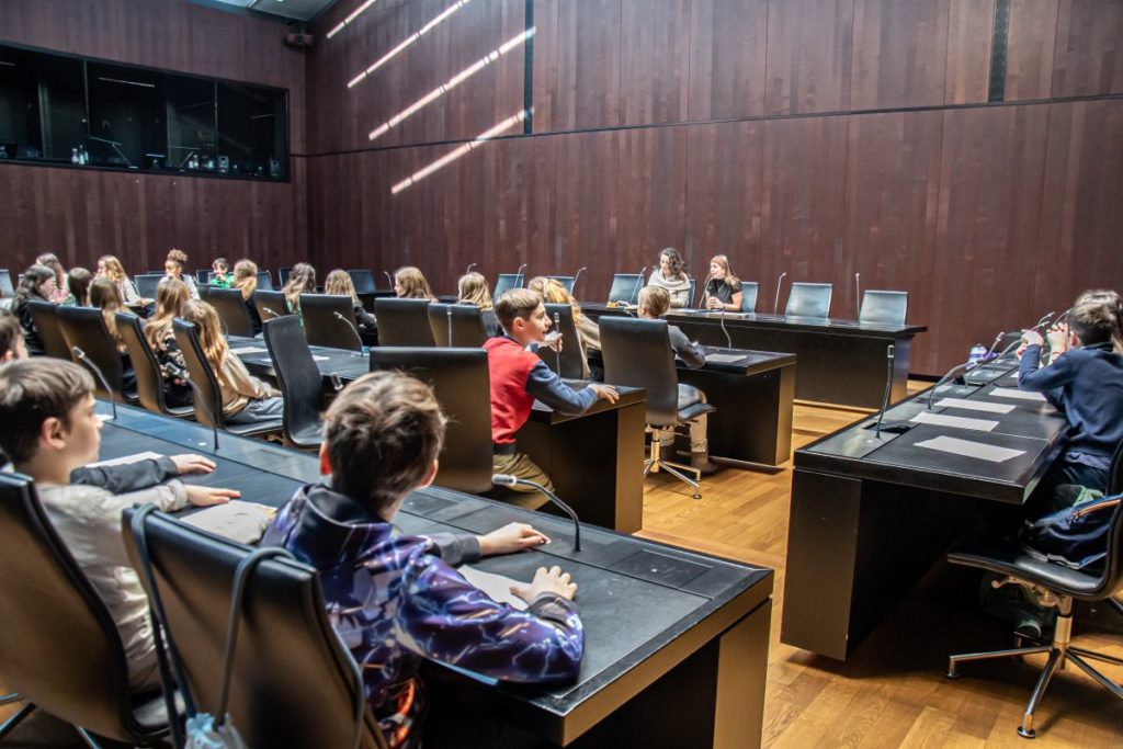 Photo des jeunes délégués dans un espace emblématique du Palais fédéral.