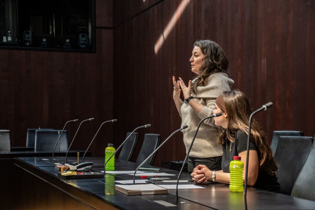 Léonore Porchet rencontrant la délégation des jeunes délégués au Palais fédéral.