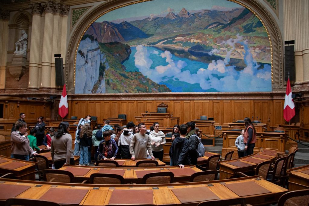 Photo des jeunes délégués dans le Conseil national du Palais fédéral.