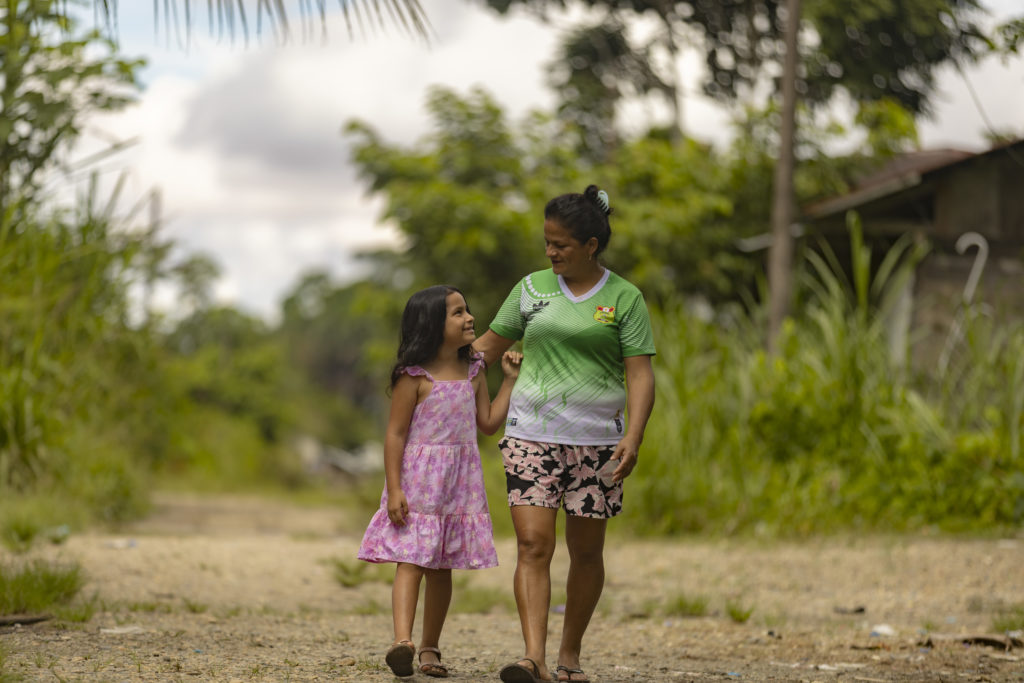 Marche de l'espoir 2025 - Une petite fille et sa mère qui marchent au Pérou