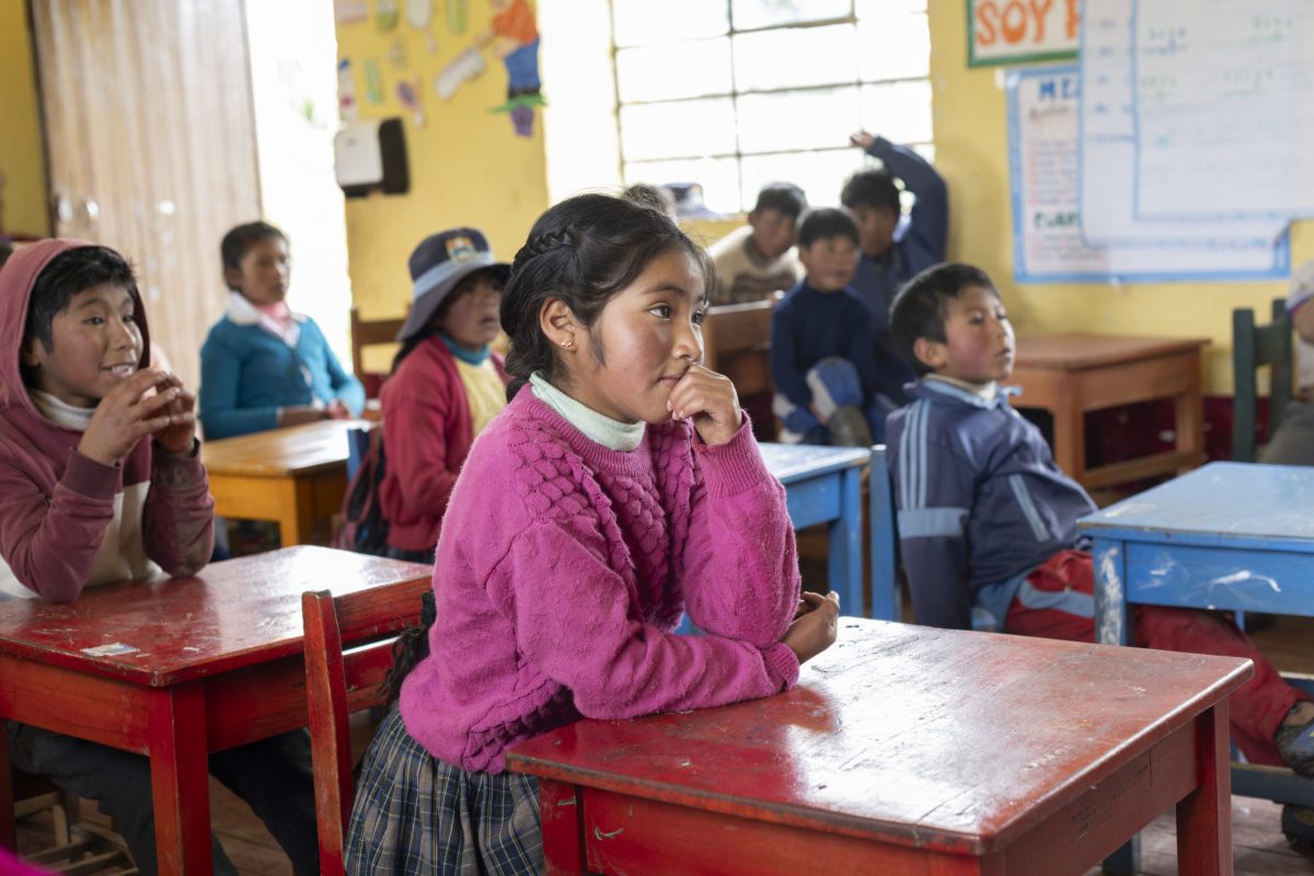 Marche de l'espoir 2025 - Petite fille assise à l'école au Pérou
